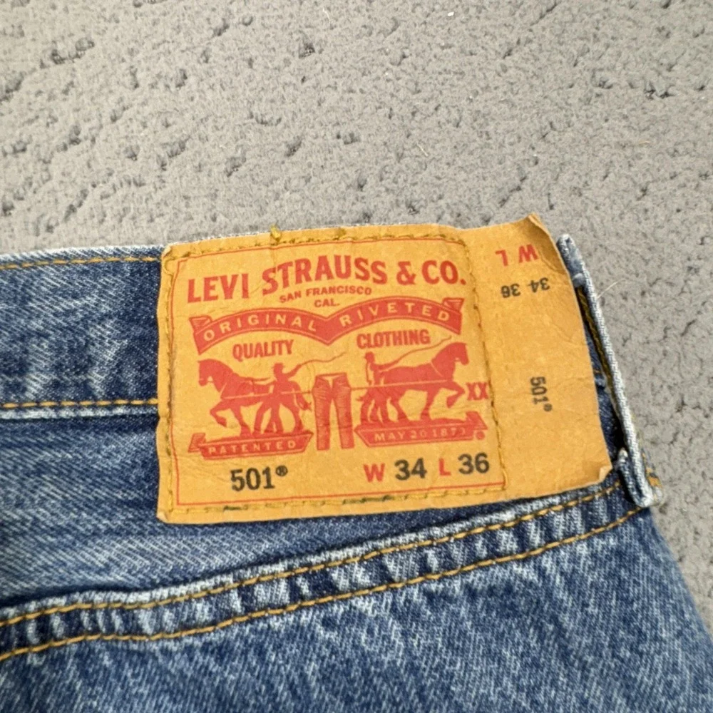 Levis 501 Jeans Mens 32x34 Blue Straight Denim Button Fly Original Fit Stonewash